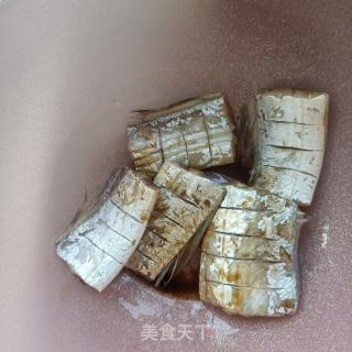 炸带鱼的做法步骤：1