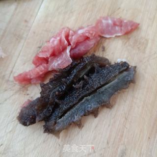 豌豆尖海参热汤面的做法步骤：2