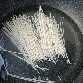 豌豆尖海参热汤面的做法步骤：3