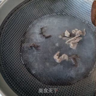 豌豆尖海参热汤面的做法步骤：7