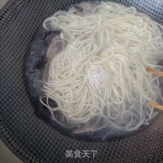 豌豆尖海参热汤面的做法步骤：9