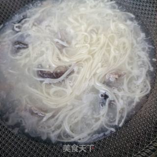 豌豆尖海参热汤面的做法步骤：11