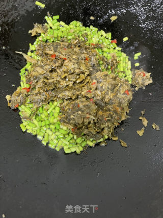 蒜苔鸡蛋炒外婆菜的做法步骤：8