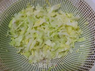 馓子鸡蛋拌包菜的做法步骤：2