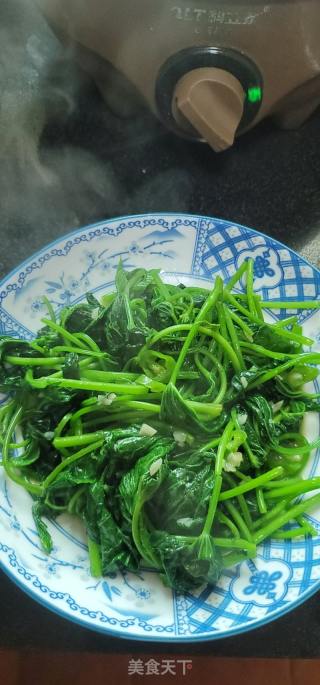 青椒腐乳炒番薯叶的做法步骤：10