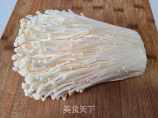 金针菇炒鸡蛋的做法步骤：1