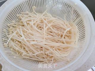金针菇炒鸡蛋的做法步骤：2