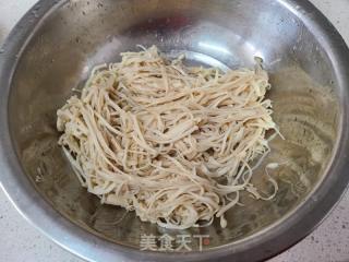 金针菇炒鸡蛋的做法步骤：3