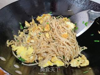 金针菇炒鸡蛋的做法步骤：6