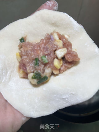 玉米鲜肉包的做法步骤：23