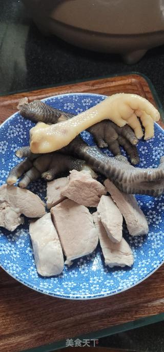 天麻淮山炖鸡脚瘦肉汤的做法步骤：1