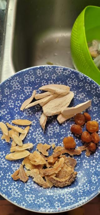 天麻淮山炖鸡脚瘦肉汤的做法步骤：2