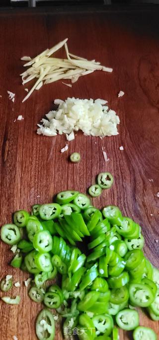 青椒蒜末汁淋蒸鱼的做法步骤：3