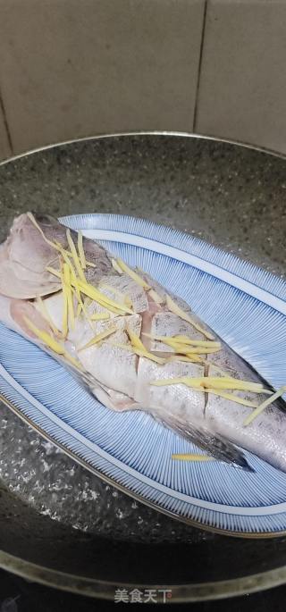 青椒蒜末汁淋蒸鱼的做法步骤：4