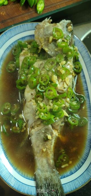 青椒蒜末汁淋蒸鱼的做法步骤：7