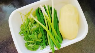 小葱拌土豆——土豆的神仙吃法的做法步骤：1