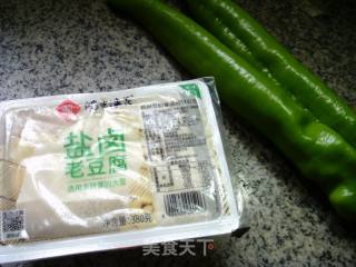 青椒烧豆腐的做法步骤：1