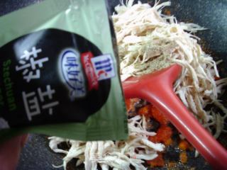 椒盐咸蛋黄手撕鸡胸肉的做法步骤：8