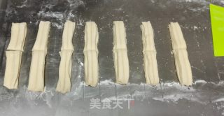 自制早餐小油条的做法步骤：11