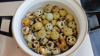 肉酱鹌鹑蛋——附鹌鹑蛋剥皮小窍门的做法步骤：2