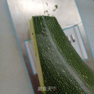 鸽胸肉拌青茭瓜的做法步骤：1