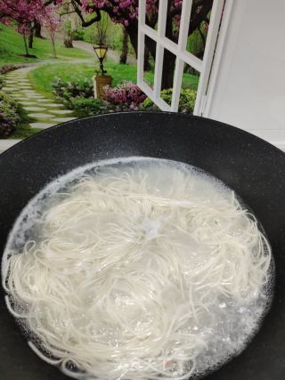 早餐卤蛋热面的做法步骤：1