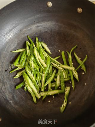 二荆条炒牛肉的做法步骤：3