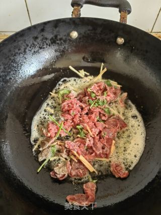 二荆条炒牛肉的做法步骤：12