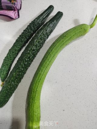 藕带炒青瓜的做法步骤：1