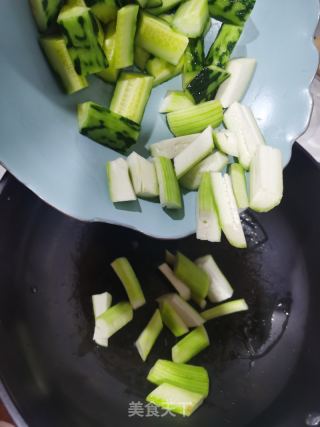 藕带炒青瓜的做法步骤：4