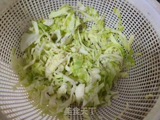 包菜丝鸡蛋煎饼的做法步骤：1