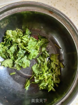 香菜乌鱼片的做法步骤：1