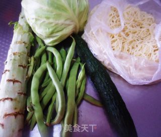 蔬菜素炒面的做法步骤：1