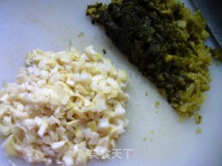 咸菜春笋馅松花米鸭蛋的做法步骤：2