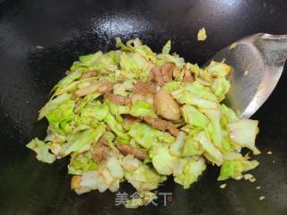 包菜炒五花肉的做法步骤：4