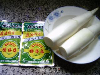 榨菜丝炒茭白的做法步骤：1