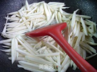 榨菜丝炒茭白的做法步骤：3