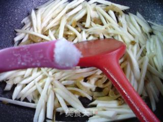 榨菜丝炒茭白的做法步骤：5