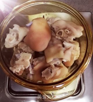 话梅猪蹄的做法步骤：1