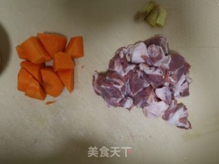 蒸炖盅.药膳红萝卜羊肉汤的做法步骤：2