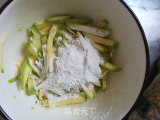 葫芦瓜蛋黄煎饼的做法步骤：3
