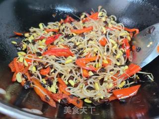 红椒炒黑豆芽的做法步骤：4