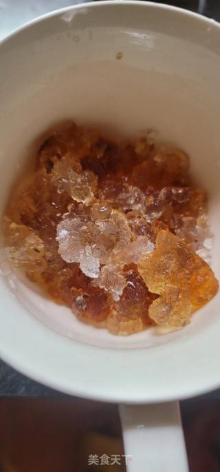 冰糖红枣炖雪蛤桃胶的做法步骤：2