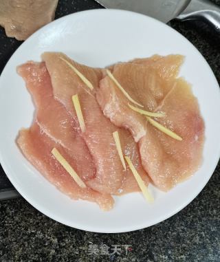 香煎鸡胸肉的做法步骤：3