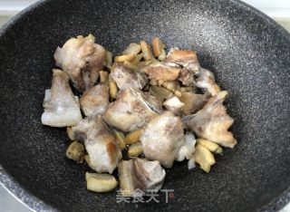 糖醋排骨的做法步骤：2