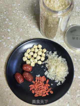 银耳莲子羹的做法步骤：1
