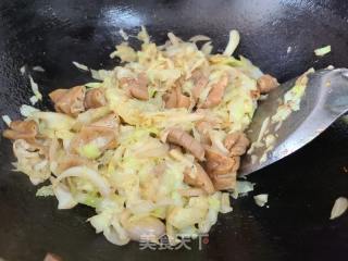 包菜炒卤大肠的做法步骤：5