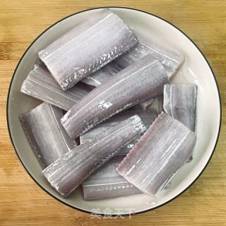 红烧带鱼的做法步骤：1