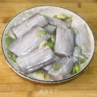 红烧带鱼的做法步骤：2