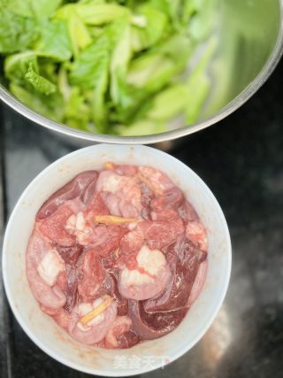 广式生滚汤 | 猪湿粉肠瘦肉芥菜汤的做法步骤：1